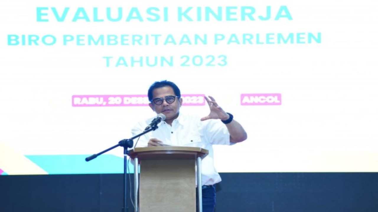 Sekretaris Jenderal DPR RI Indra Iskandar saat menjadi keynote speaker dalam Evaluasi Kinerja Biro Pemberitaan Parlemen tahun 2023 di Ancol, Jakarta Utara, Jakarta, Rabu (20/12/2023). Foto : Jaka/Man