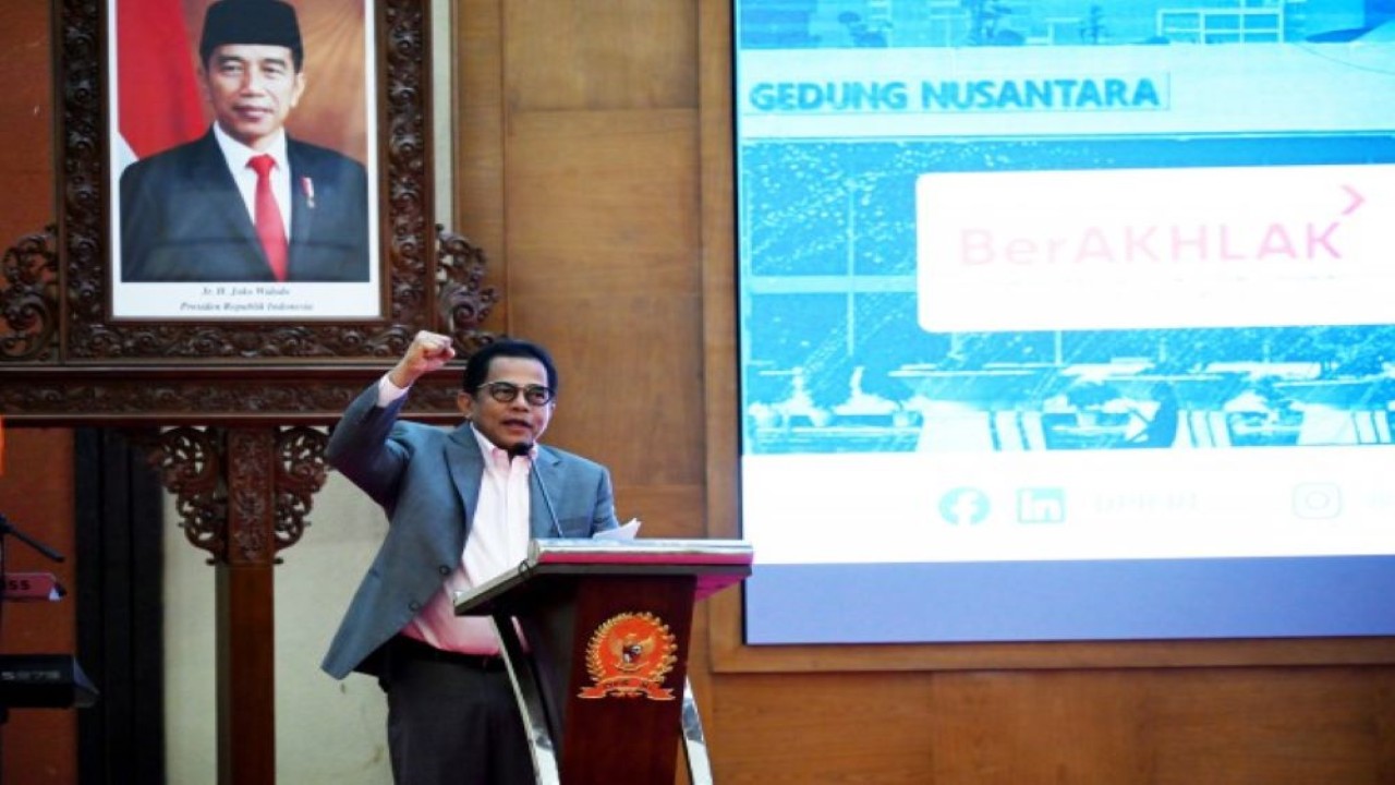 Sekretaris Jenderal DPR RI Indra Iskandar saat menutup program Magang di Rumah Rakyat (MDRR) Batch ke-3 di Gedung Nusantara IV, Senayan, Jakarta. Foto: Mentari/nr