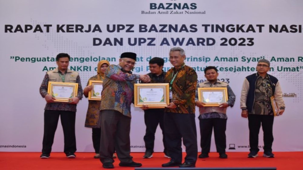 Ketua UPZ Baznas Setjen DPR RI Indra Pahlevi saat menerima penghargaan apresiasi dari Baznas kepada UPZ Baznas Setjen DPR RI untuk kategori ‘the rising star’ di Jakarta, Selasa (5/12/2023). Foto: Kresno/nr