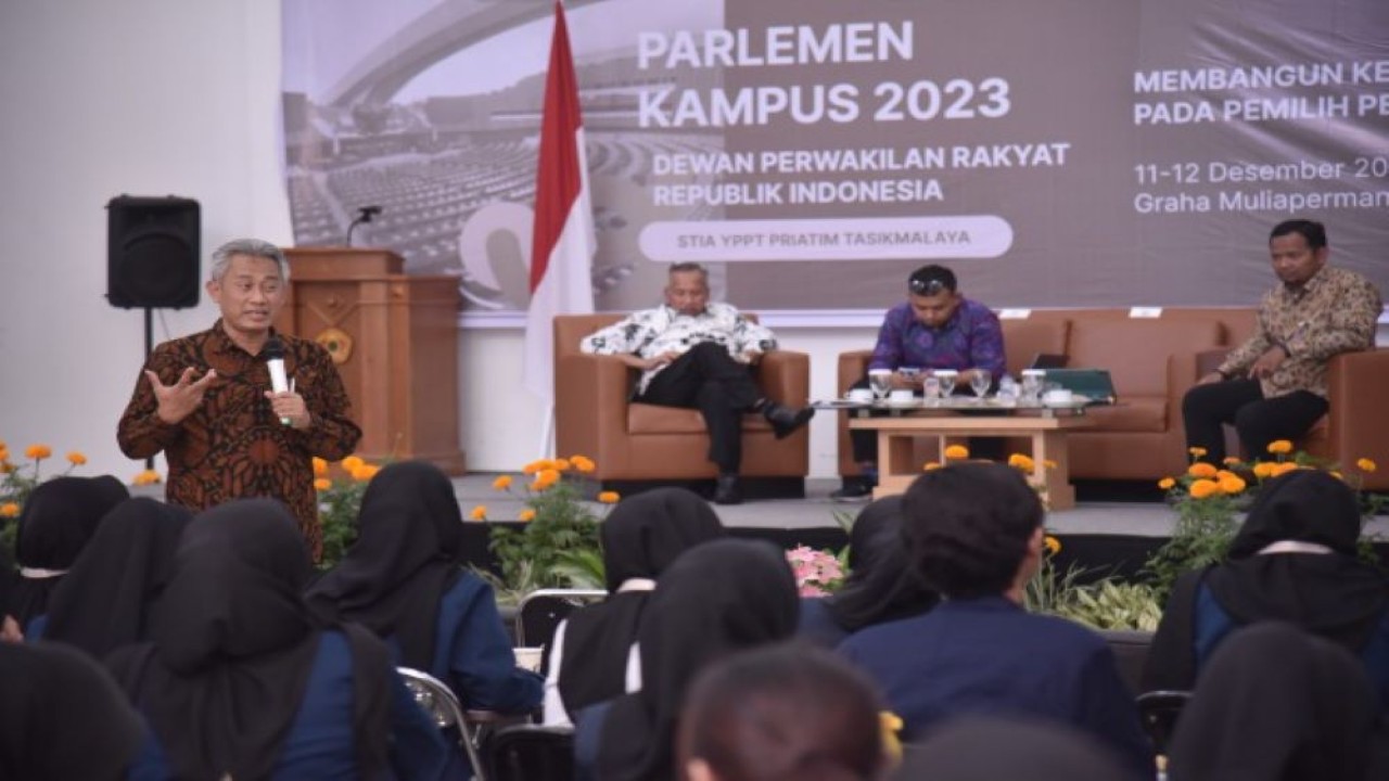 Kepala Biro Pemberitaan Parlemen Sekretariat Jenderal (Setjen) DPR RI Indra Pahlevi saat menjadi narasumber dengan materi "Tugas Fungsi DPR RI dan Mekanisme Pengambilan Keputusan" Dalam Program Parlemen Kampus 2023 di STIA YPPT Priatim Tasikmalaya, Senin(11/12/2023). Foto : Azka/Man