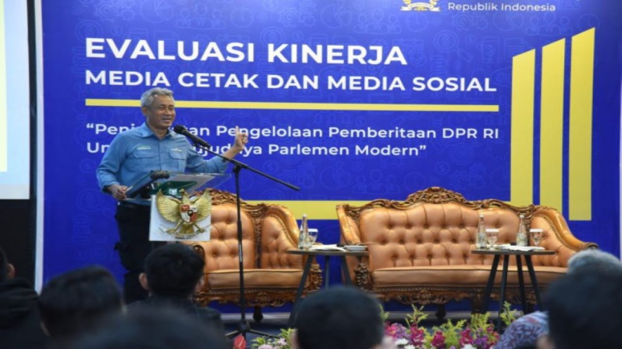 Kepala Biro Pemberitaan Parlemen Setjen DPR RI Indra Pahlevi saat memberikan sambutan acara evaluasi kinerja pengelolaan pemberitaan di Bagian Media Cetak dan Sosial (Medtaksos) Setjen DPR RI, di Bogor, Jawa Barat, Kamis (14/12/2023). Foto: Jaka/nr