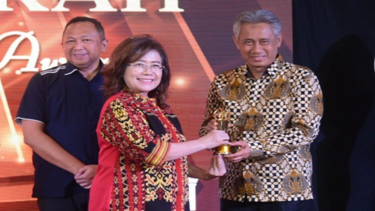 Kepala Biro Pemberitaan Parlemen Indra Pahlevi saat menerima penghargaan IDIA 2023 di Hotel Borobudur, Jakarta Pusat, Jakarta, Kamis malam (21/12/2023). Foto : Oji/Man