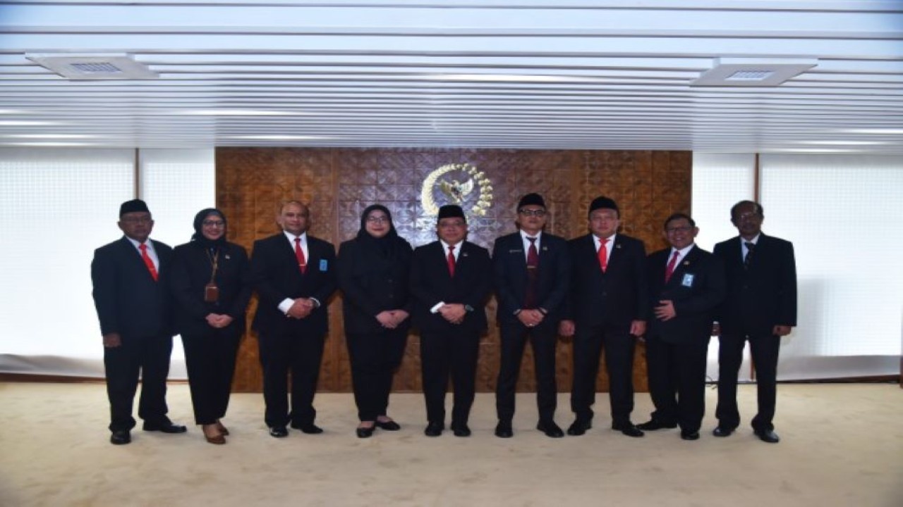 Suasana foto bersama usai Kepala Badan Keahlian (BK) DPR RI Inosentius Samsul melantik Pradina Kurnia Sari Hidayah sebagai Pejabat Fungsional Analis Hukum Ahli Muda di Nusantara III, Senayan, Jakarta, Senin (11/12/2023). Foto: Kresno/nr