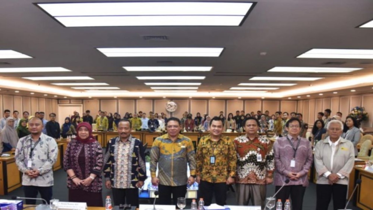 Kepala BK DPR Inosentius Samsul  foto bersama di sela-sela Seminar Nasional bertajuk ‘Outlook Perpajakan 2024’ di Gedung Nusantara II, Senayan, Jakarta, Selasa (12/12/2023). Foto : Mu/Man