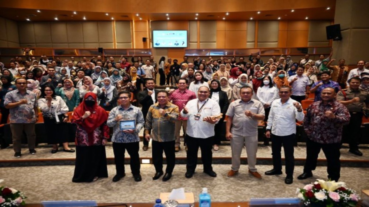 Plh Sekretaris Jenderal DPR RI Inosentius Samsul foto bersama usai Talkshow dengan tema ‘Standardisasi Pelayanan Bagian Yankes Setjen DPR RI Dalam Peningkatan Mutu Dan Pelayanan Kesehatan' di Gedung Nusantara, Senayan, Jakarta, Selasa (12/12/2023). Foto : Prima/Man