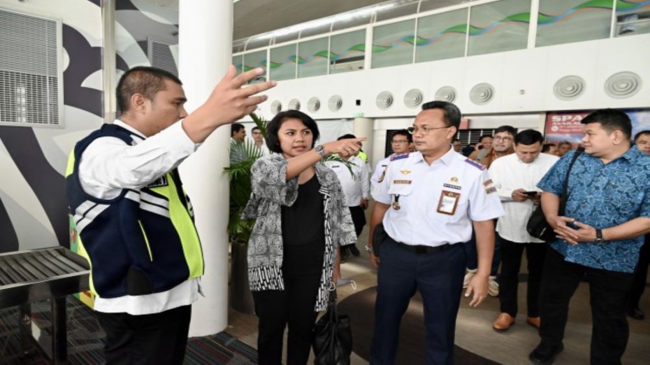 Anggota Komisi V DPR RI Irine Yusiana Roba Putri saat meninjau fasilitas serta pelayanan bandara Kualanamu jelang Nataru dalam Kunjungan Kerja Komisi V di Medan, Sumatera Utara, Rabu, (6/12/2023). Foto: Ulfi/nr