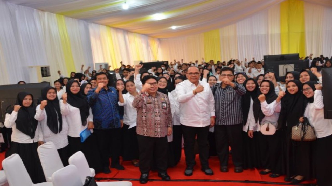 Wakil Ketua Komisi II DPR RI Junimart Girsang dalam foto bersama usai meninjau pelaksanaan SKD tes CASN 2023 dalam rangka Kunjungan Kerja Spesifik di Kantor Regional VI BKN Medan, Jumat (01/12/2023). Foto: Bunga/nr