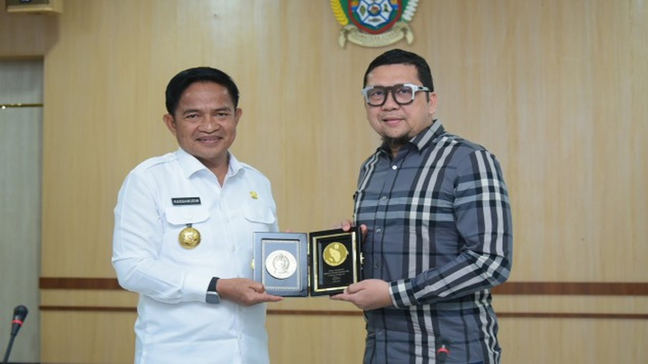 Ketua Komisi II DPR RI Ahmad Doli Kurnia Tandjung (kanan) saat bertukar cenderamata usai memimpin Tim Kunjungan Kerja Reses Komisi II DPR RI ke Medan, Provinsi Sumatera Utara, Rabu (6/12/2023). Foto: Oji/nr