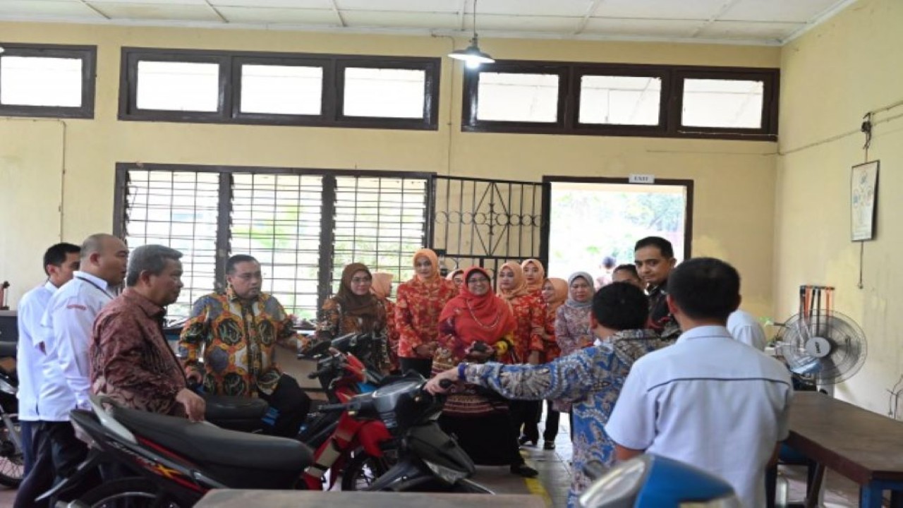 Wakil Ketua Komisi IX DPR RI Kuniasih Mufidayati saat meninjau kondisi Balai Latihan Kerja (BLK) di Sumatera Selatan dalam rangka kunjungan kerja reses Komisi IX. Foto: Ria/nr