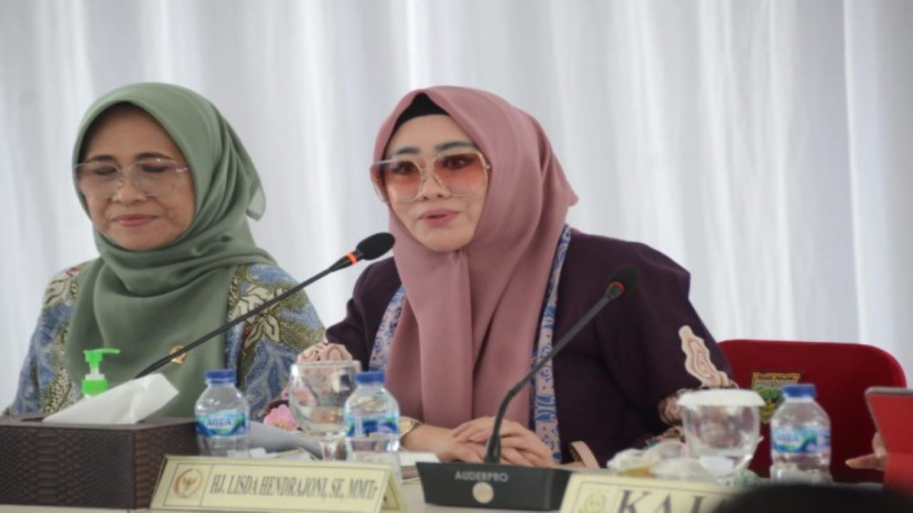 Anggota Komisi X DPR RI Lisda Hendrajoni saat mengikuti pertemuan Komisi X dengan Pemda Kota Padang Panjang di Sumatera Barat (6/12/2023). Foto: Agung/nr