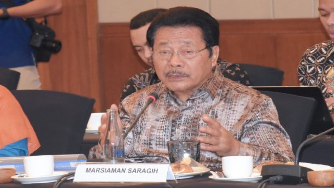 Anggota Komisi XI DPR RI Marsiaman Saragih saat mengikuti pertemuan dengan sejumlah mitra Komisi XI DPR dalam rangka Kunjungan Kerja Reses Komisi XI DPR ke Kabupaten Klungkung, Provinsi Bali, Rabu (6/12/2023). Foto: Eki/nr