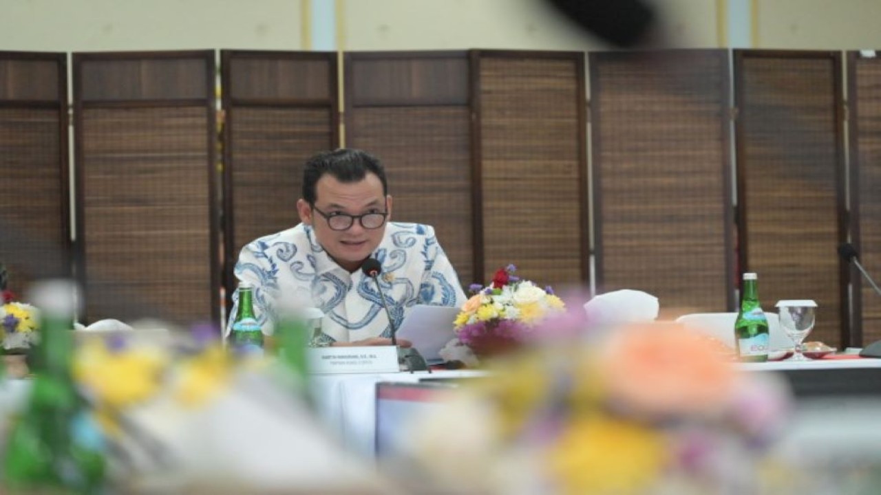 Wakil Ketua Komisi VI DPR Martin Manurung saat memimpin pertemuan Kunjungan Kerja Komisi VI DPR RI ke Kota Bandung, Jawa Barat Rabu (6/12/2023). Foto: Saum/nr