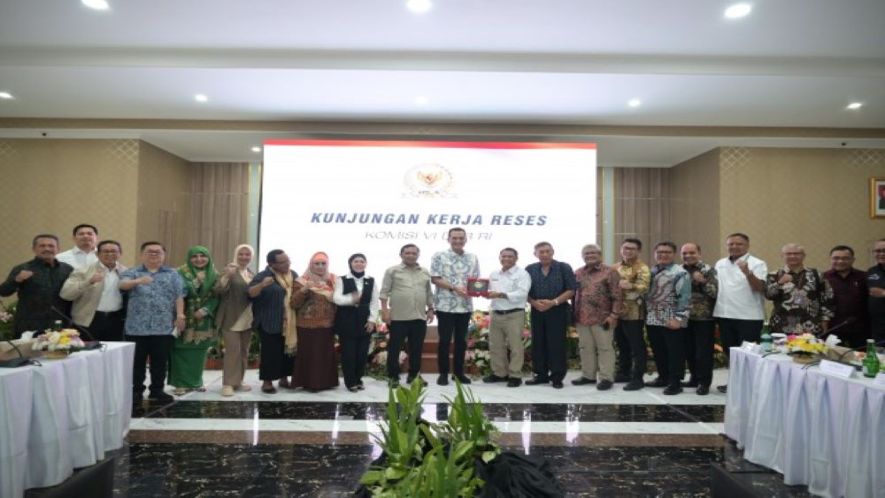 Wakil Ketua Komisi VI DPR Martin Manurung saat bertukar cenderamata usai mengikuti pertemuan Kunjungan Kerja Komisi VI DPR ke Bandung, Jawa Barat, Rabu (6/12/2023). Foto: Saum/nr