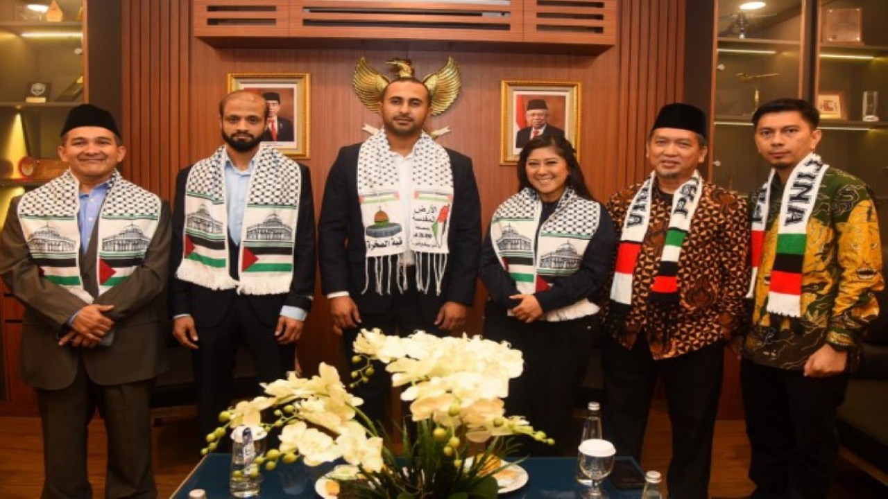 Ketua Komisi I DPR RI Meutya Hafid bersama anggota Komisi I DPR RI Almuzzammil Yusuf saat foto bersama usai menerima audiensi warga palestina di DPR RI. Foto: Runi/nr