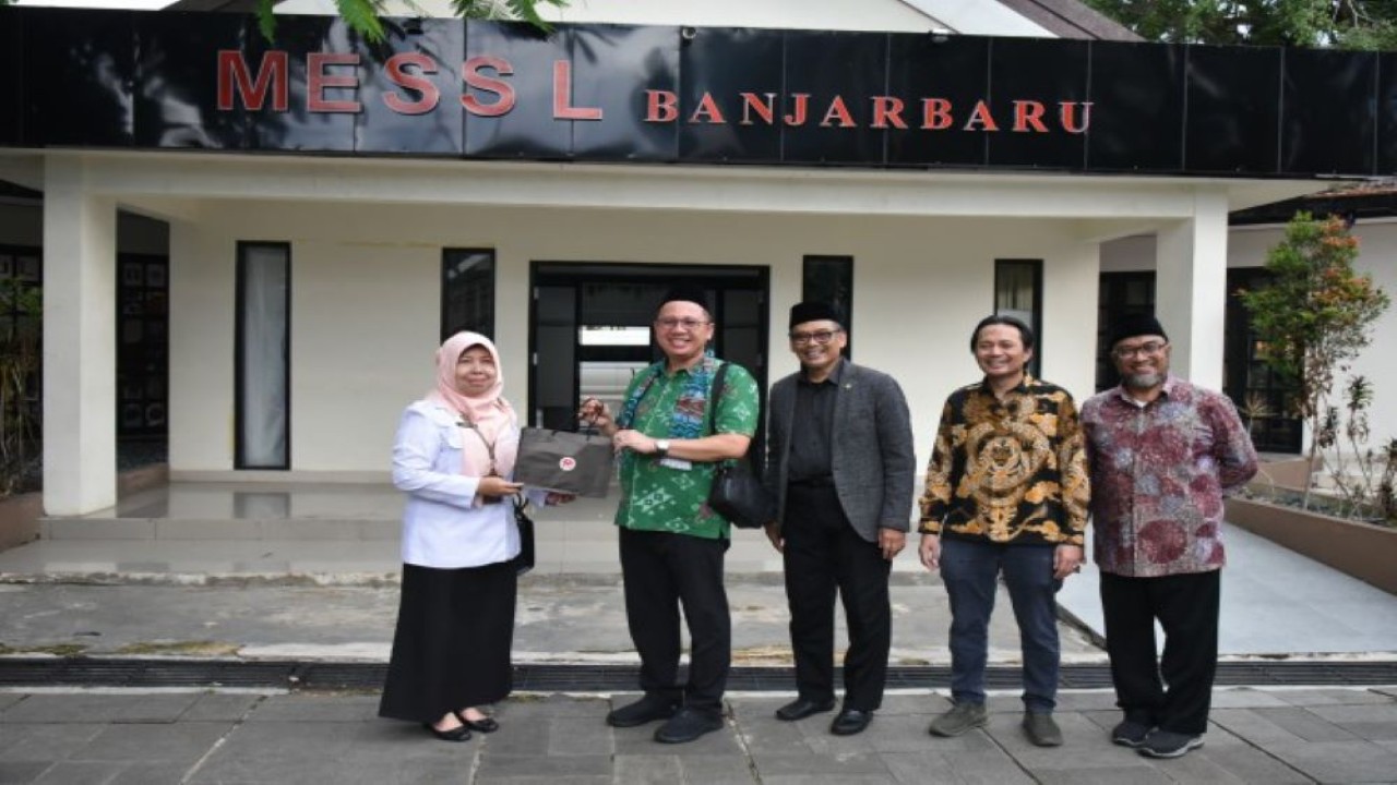 Anggota Komisi X DPR RI Muhammad Nur Purnamasidi saat meninjau industri kreatif di Kampung Purun Banjarbaru dan Mess L Banjarbaru, Rabu (6/12/2023). Foto: Singgih/nr