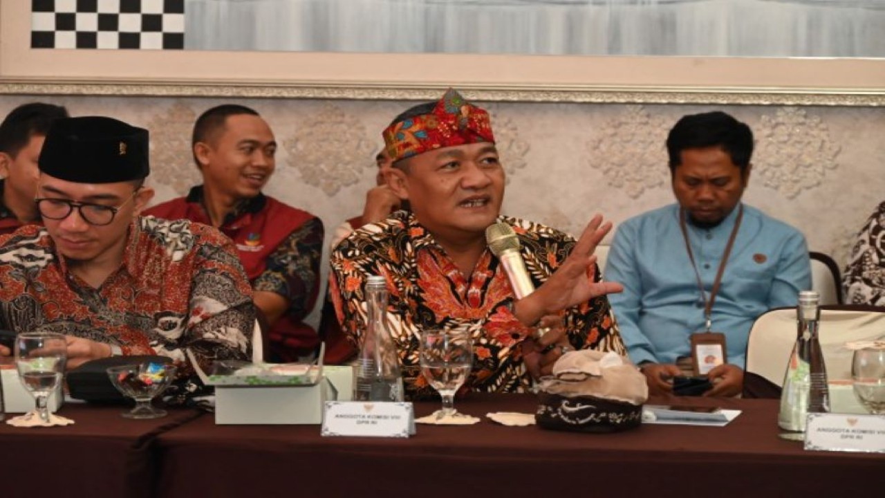 Anggota Komisi VIII DPR RI Obon Tabroni saat mengikuti pertemuan rapat Kunjungan Kerja Spesifik (Kunspek) Komisi VIII DPR RI di Kabupaten Purwakarta, Provinsi Jawa Barat, Jumat (1/12/2023). Foto: Anju/nr