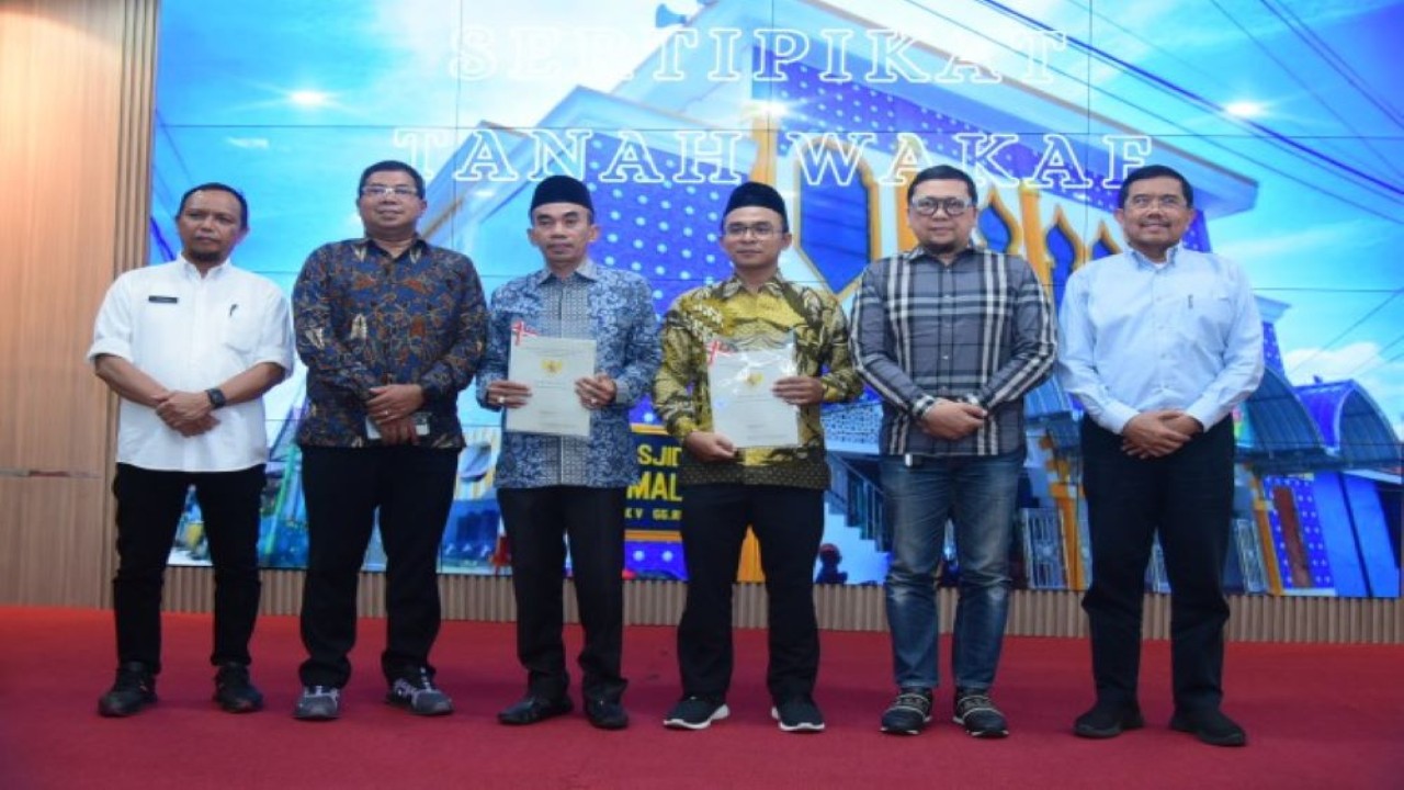 Anggota Komisi II DPR RI Ongku P. Hasibuan (kanan) dalam foto bersama usai mengikuti Kunker Reses Komisi II DPR RI ke Kanwil BPN Provinsi Sumatera Utara, Kota Medan, Rabu (6/12/2023). Foto: Oji/nr