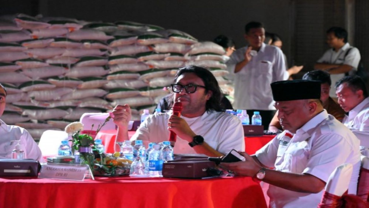 Anggota Komisi IV DPR RI, Ono Surono saat mengikuti kunjungan kerja Komisi IV DPR RI ke Gudang Bulog Divisi Regional Balikpapan, Selasa (12/12/2023). Foto: Ucha/nr