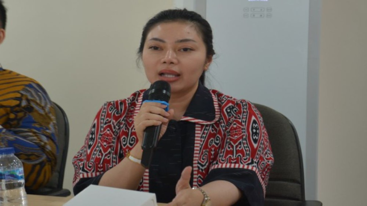 Anggota Komisi VII DPR RI Paramitha Widya Kusuma saat mengikuti kunjungan kerja spesifik Komisi VII DPR RI, ke PT Long Rich, Cirebon, Jawa Barat. Foto: Ayu/nr