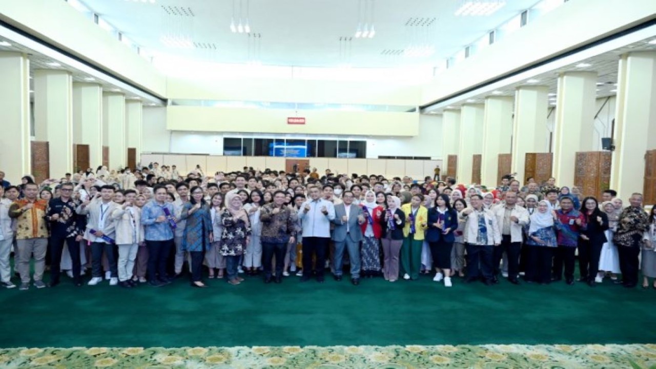 Foto bersama usai penutupan Program kerja sama DPR-Kemendikbudristek bertajuk ‘Magang di Rumah Rakyat’ Batch ke-3 di Gedung Nusantara IV. Foto: Mentari/nr