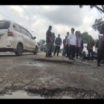 Pemkab Kotawaringin Timur perbaiki jalan Sampit-Samuda jelang Natal-1702966156