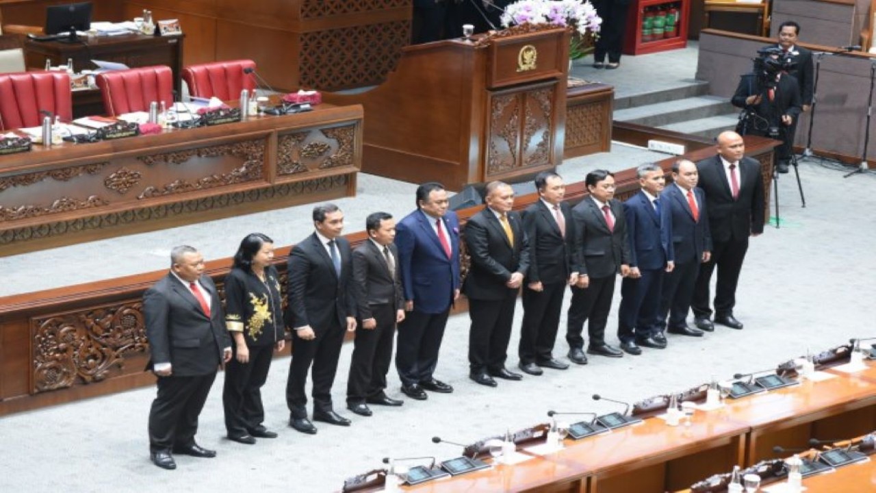 Pimpinan DPR RI saat foto bersama dengan 9 (sembilan) Anggota Komisi Pengawas Persaingan Usaha (KPPU) Periode 2023-2028 di Gedung Nusantara II, Senayan, Jakarta, Selasa (5/12/2023). Foto: Arief/nr