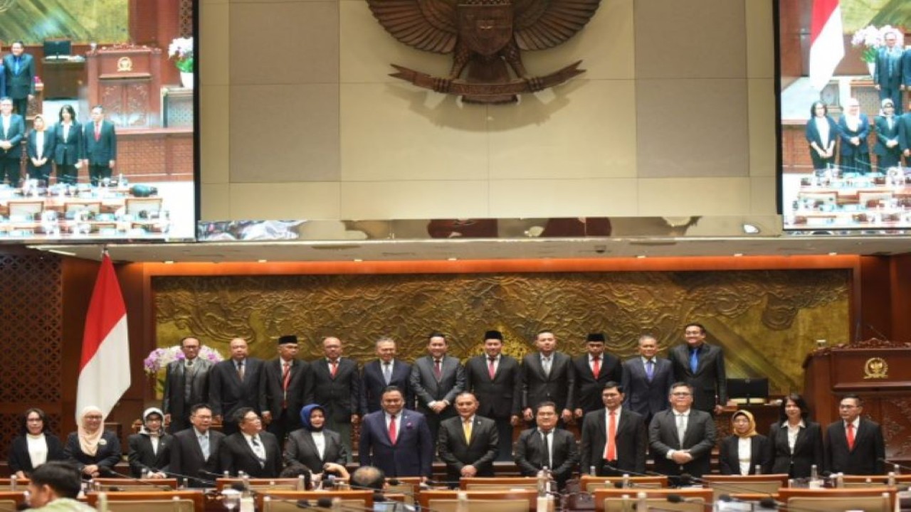 Pimpinan DPR RI dalam foto bersama dengan 23 (dua puluh tiga) Anggota Badan Perlindungan Konsumen Nasional (BKPN) Periode 2023-2026 di Rapat Paripurna DPR RI, Gedung Nusantara II, Senayan, Jakarta, Selasa (5/12/2023). Foto: Oji/nr