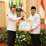 Pj Bupati Tangerang Andi Ony saat menerima penghargaan dari Ombudsman RI. (Azmi)-1703148986