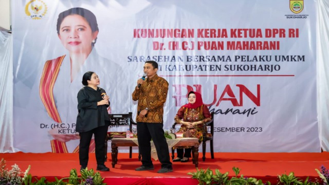 Ketua DPR RI Puan Maharani saat berdialog dengan pelaku UMKM usai meninjau Usaha Mikro Kecil Menengah (UMKM) di Taman Pakujoyo, Gayam, Sukoharjo, Minggu (3/12/2023). Foto: Ist/nr