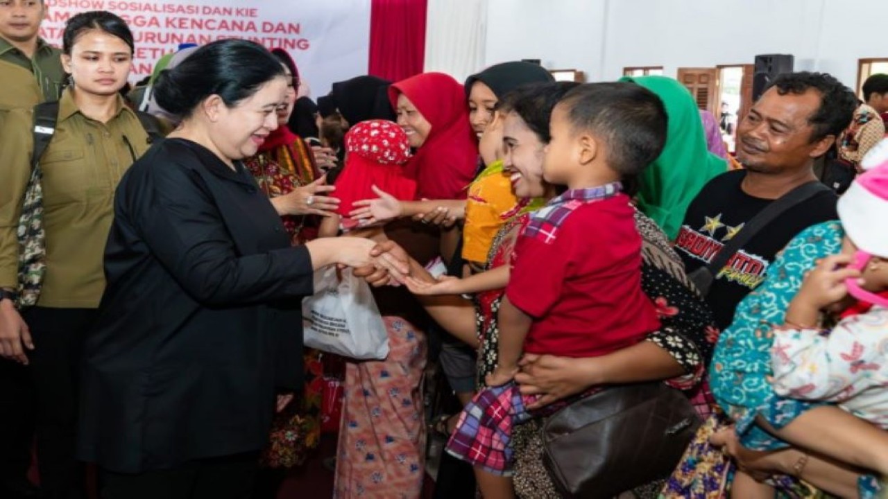 Ketua DPR RI Puan Maharani saat menghadiri roadshow percepatan penurunan stunting di Gedung Pertemuan Desa Cangkol, Mojolaban, Sukoharjo, Jawa Tengah, pada Minggu (3/12/2023). Foto: Ist/nr