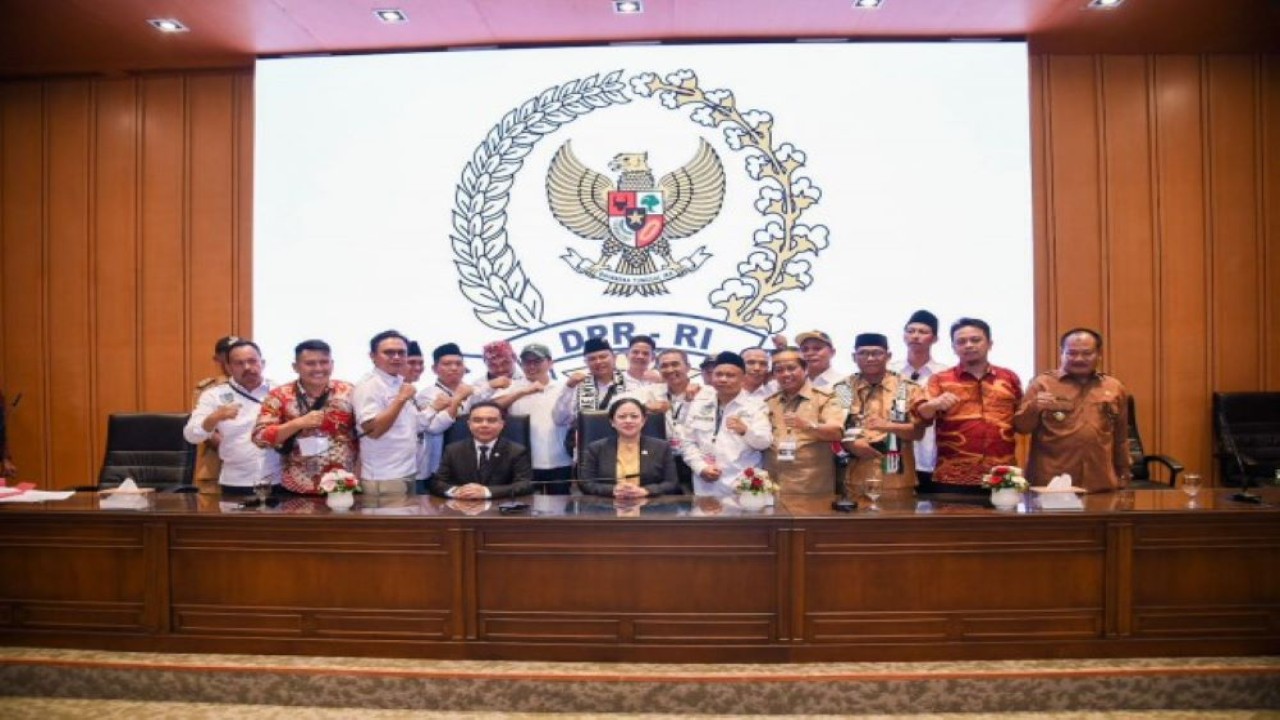 Ketua DPR RI Puan Maharani dan Wakil Ketua DPR RI Sufmi Dasco Ahmad usai menerima sejumlah perwakilan massa Asosiasi Pemerintah Desa Seluruh Indonesia (Apdesi) di Gedung Nusantara I, Senayan, Jakarta, Selasa (5/12/2023). Foto: Geraldi/nr