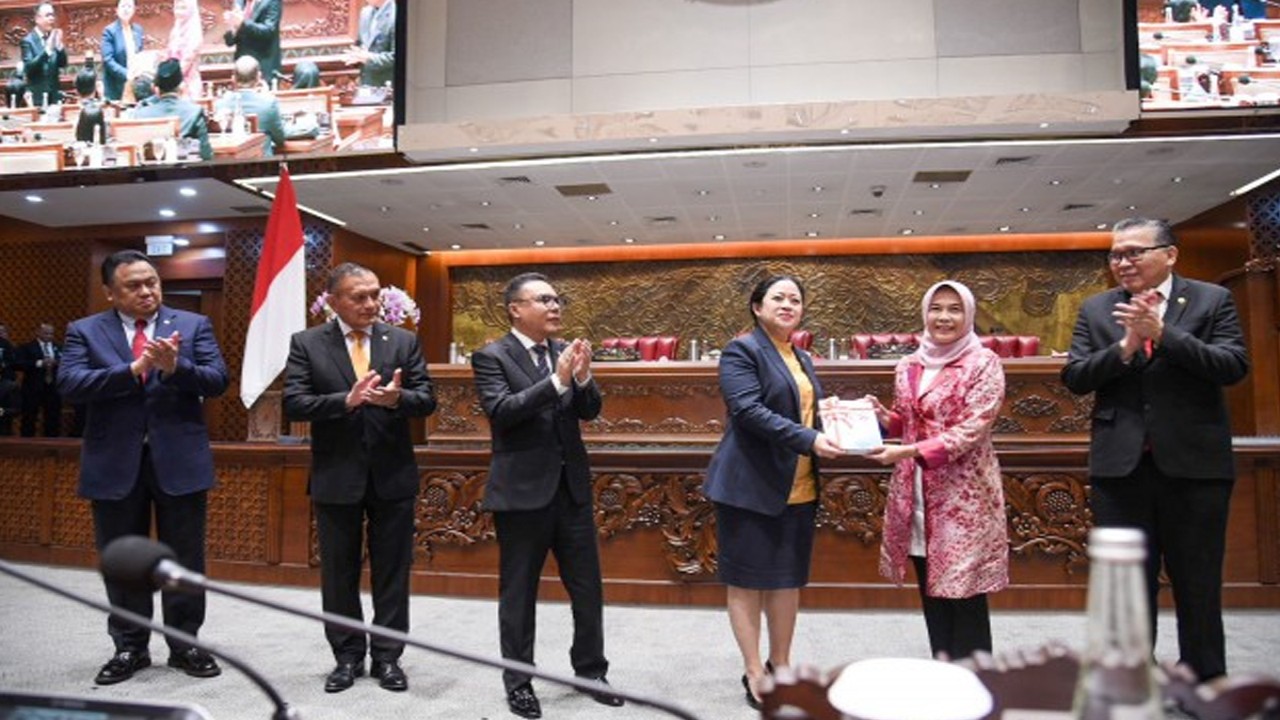 Ketua DPR RI Puan Maharani selaku pimpinan rapat usai serah terima Laporan Hasil Pemeriksaan Semester I tahun 2023 dari BPK RI dalam Rapat Paripurna yang diselenggarakan pada Selasa (5/12/2023). Foto : Geral/Man