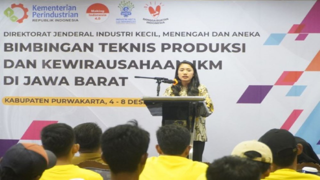 Anggota Komisi XI DPR RI Puteri Komarudin saat menghadiri Bimbingan Teknis Produksi dan Kewirausahaan Industri Kecil Menengah di Kabupaten Bekasi, Karawang, dan Purwakarta, pada Senin (04/12/2023). Foto: Ist/nr