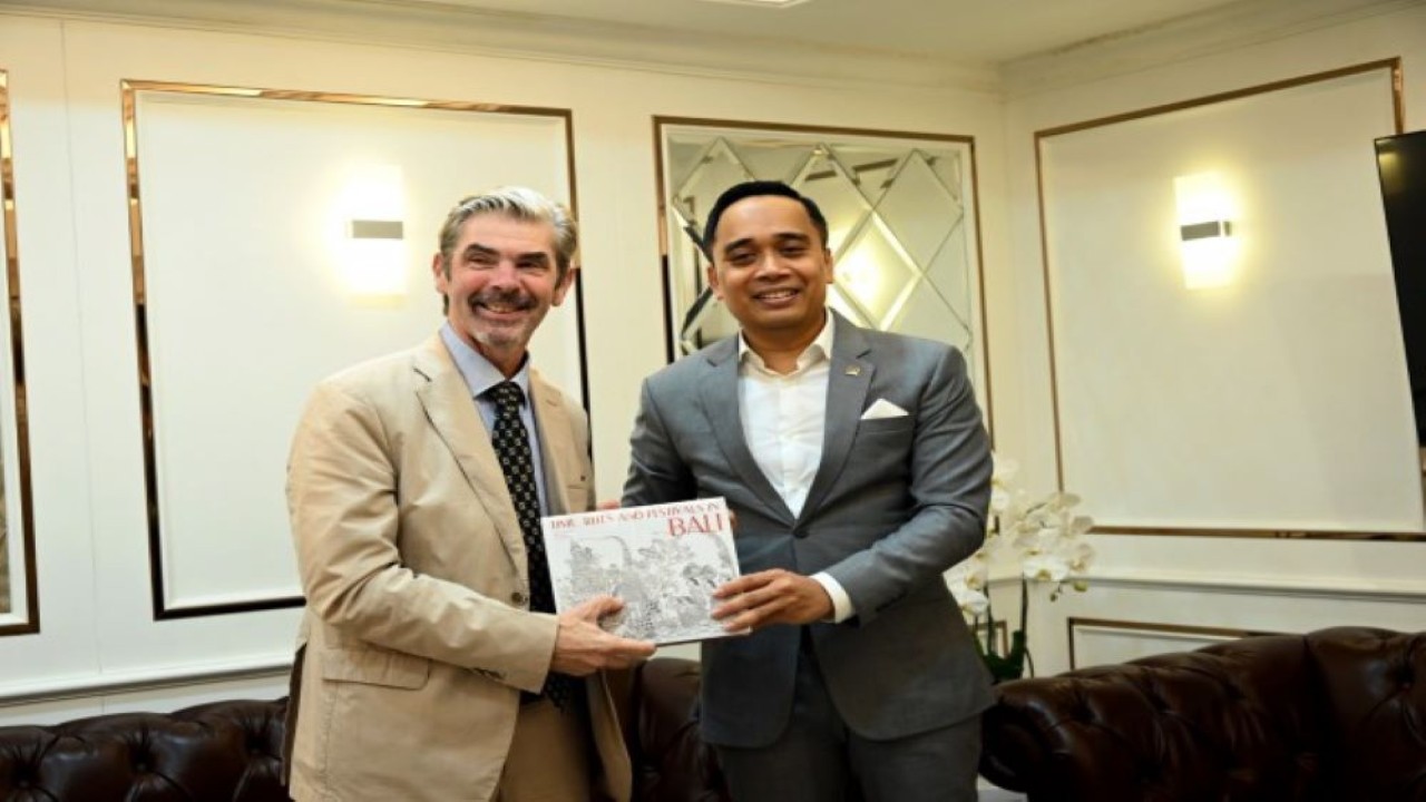 Wakil Ketua BKSAP DPR RI Putu Supadma Rudana saat bertukar cenderamata usai menerima kunjungan kehormatan Director of the European Parliament in ASEAN Antoine Ripoll di Ruang Rapat Pimpinan BKSAP, Senin (4/12/2023). Foto: Mentari/nr