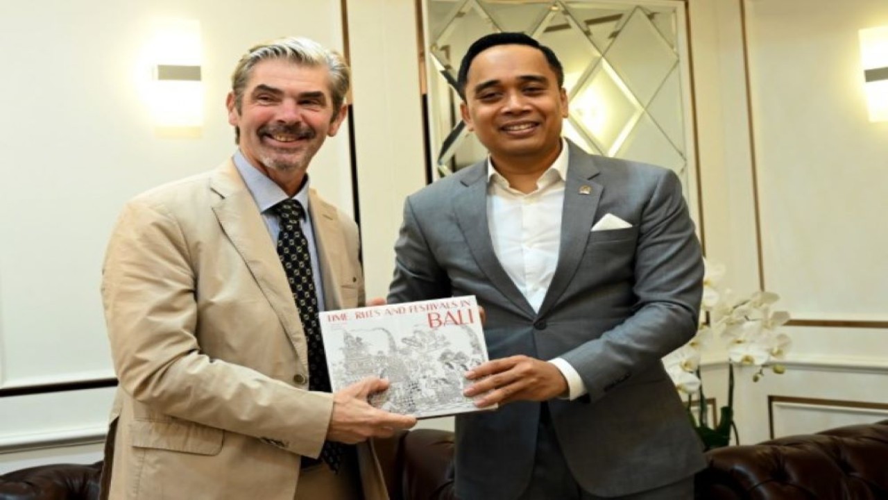 Wakil Ketua Badan Kerja Sama Antar Parlemen (BKSAP) DPR RI Putu Supadma Rudana bertukar cinderamata usai menerima kunjungan kehormatan Director of the European Parliament in ASEAN Antoine Ripoll di Ruang Rapat Pimpinan BKSAP, Gedung Nusantara III DPR RI, Senayan, Jakarta, Senin (4/12/2023). Foto : Tari/Man