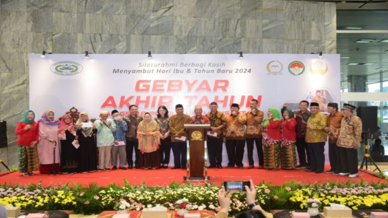 Rahayu Setya Wardhani selaku Ketua Panitia Silaturahim dan Bazar P3S foto bersama di sela-sela acara Pensiunan Pegawai Setjen DPR RI (P3S) menggelar bazaar alias gelar produk UMKM. dengan tema 'Silaturahim Berbagi Kasih Dalam Rangka Menyambut Hari Ibu dan Tahun Baru 2024'.di Selatsar gedung Nusantara II DPR RI, Senayan, Jakarta, Rabu (13/12/2023). Foto : Oji/Man