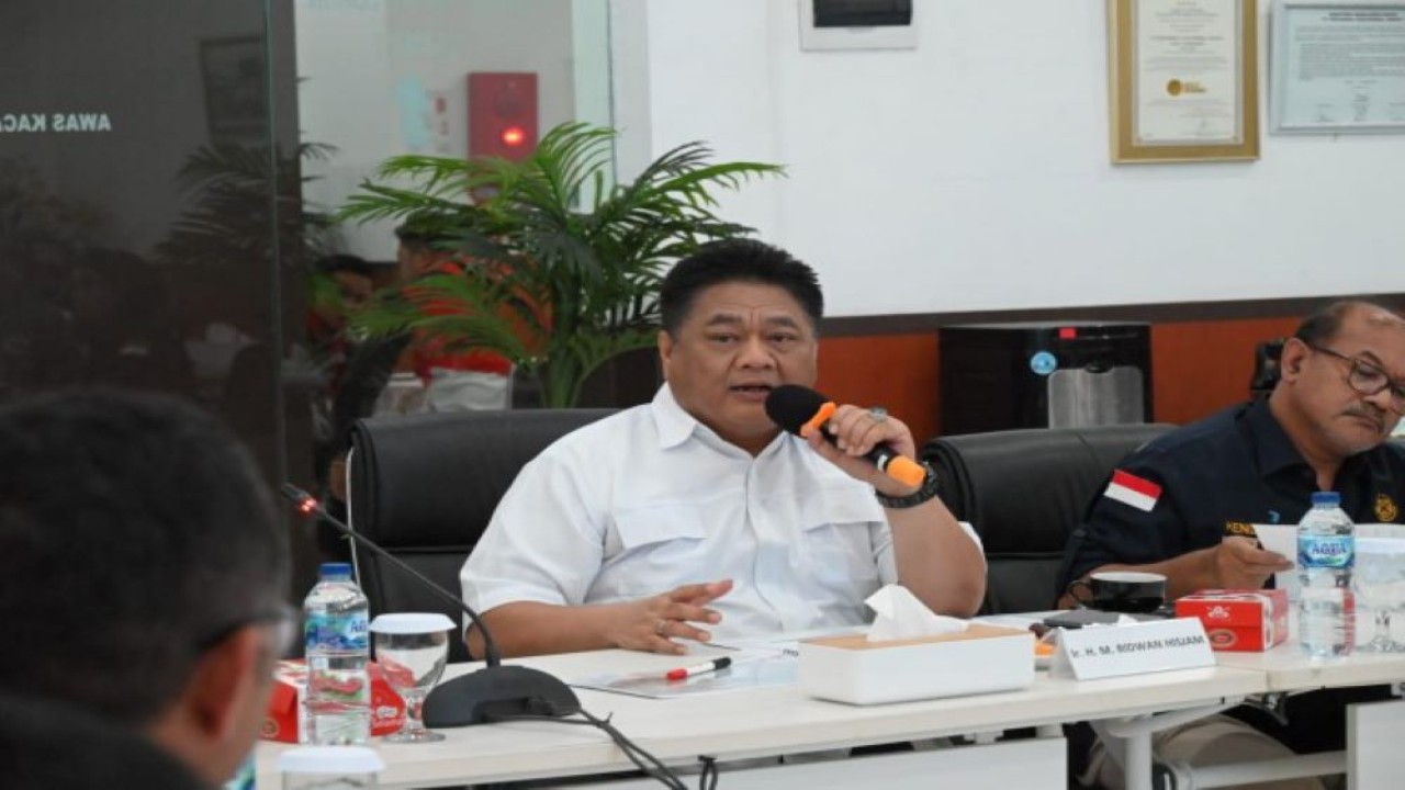 Anggota Komisi VII DPR RI Ridwan Hisjam saat mengikuti pertemuan Kunjungan Kerja Reses Komisi VII DPR RI ke PLTP Lahendong, Provinsi Sulawesi Utara, Rabu (6/12/2023). Foto: Balggys/nr