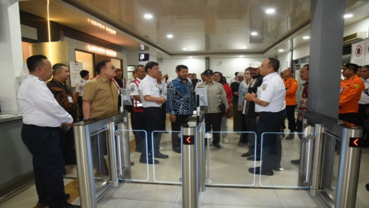 Wakil Ketua Komisi V DPR RI Robert Rouw beserta tim saat meninjau layanan transportasi jelang Natal 2023 dan Tahun Baru 2024, di Surabaya, Rabu (6/12/2023). Foto: Dep/nr