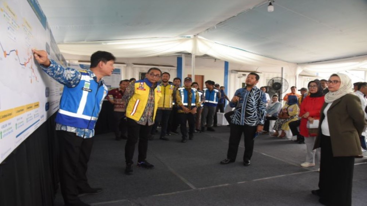 Wakil Ketua Komisi V DPR RI Robert Rouw saat memimpin Tim Kunjungan Kerja Komisi V DPR RI meninjau layanan transportasi jelang nataru ke Provinsi Jawa Timur, Rabu (6/12/2023). Foto: Dep/nr