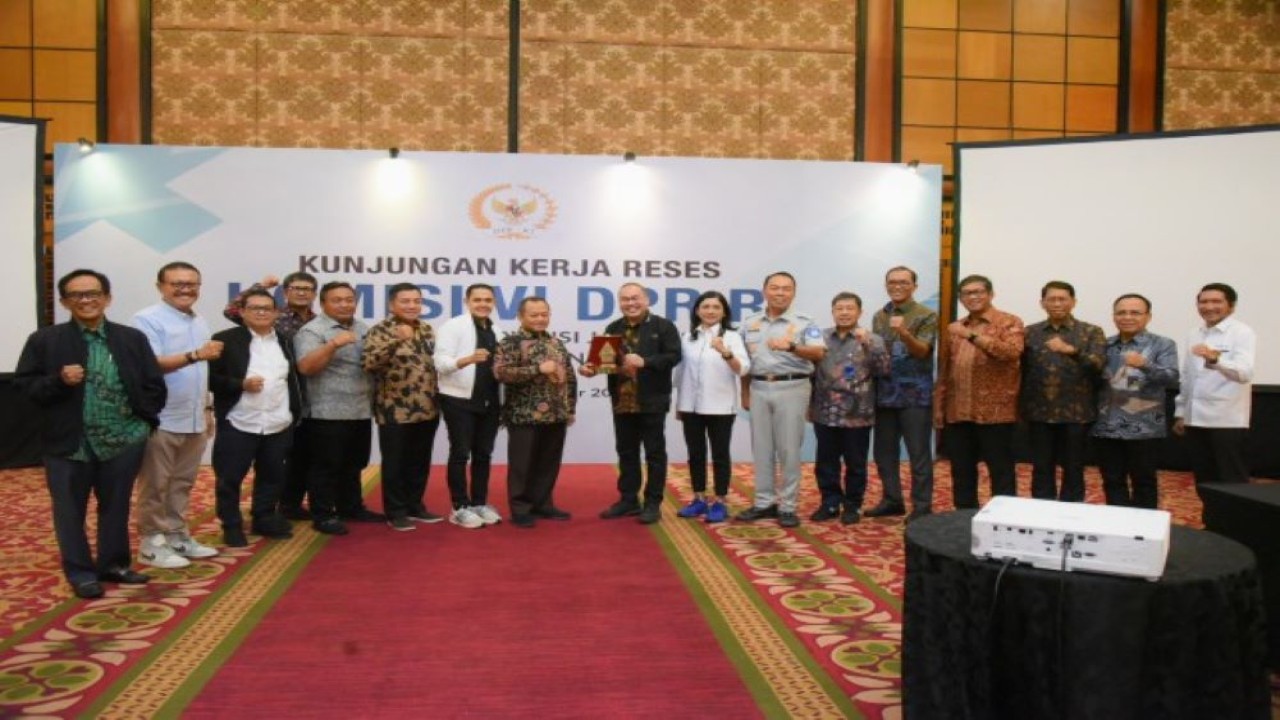 Wakil Ketua Komisi VI DPR RI Sarmuji saat bertukar cenderamata usai memimpin pertemuan Kunker Reses Komisi VI DPR RI di Surabaya, Jawa Timur, Rabu (6/12/2023). Foto: Chasbi/nr