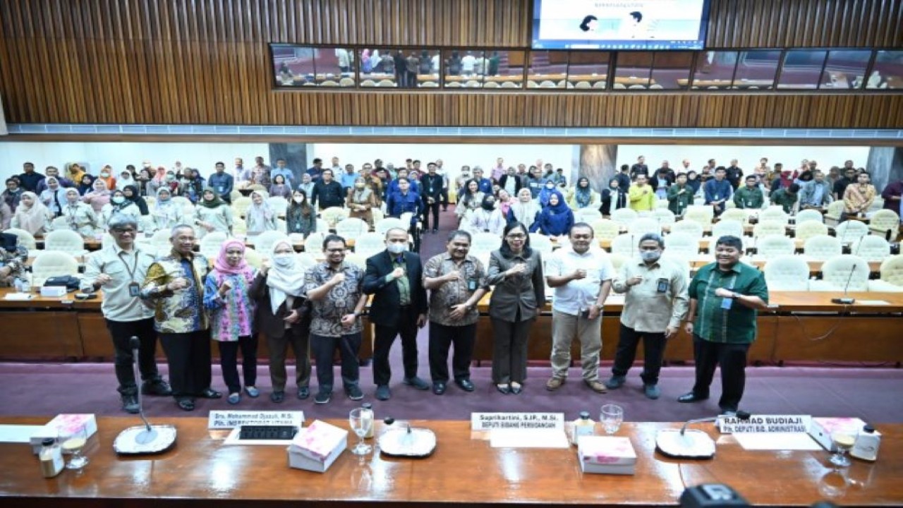 Deputi persidangan DPR RI Suprihartini foto bersama usai membuka Rapat Anggota Khusus (RAK) Koperasi Setjen DPR RI, di Gedung KK II, Nusantara, DPR RI, Senayan, Jakarta, Selasa (19/12/2023). Foto : Farhan/Man