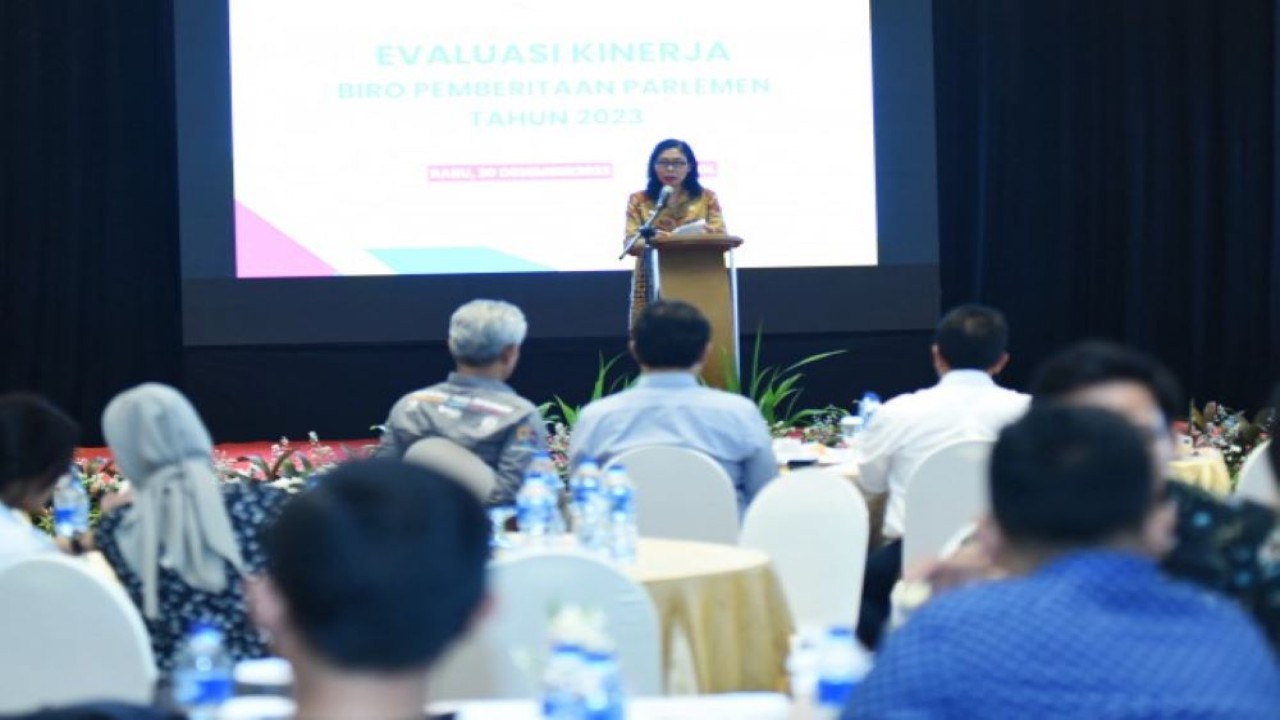 Deputi persidangan Sekretariat Jenderal DPR RI Suprihartini dalam sambutan saat menghadiri Evaluasi Kinerja Biro Pemberitaan Parlemen tahun 2023 di  Ancol, Jakarta Utara, Jakarta, Rabu (20/12/2023). Foto : Jaka/Man