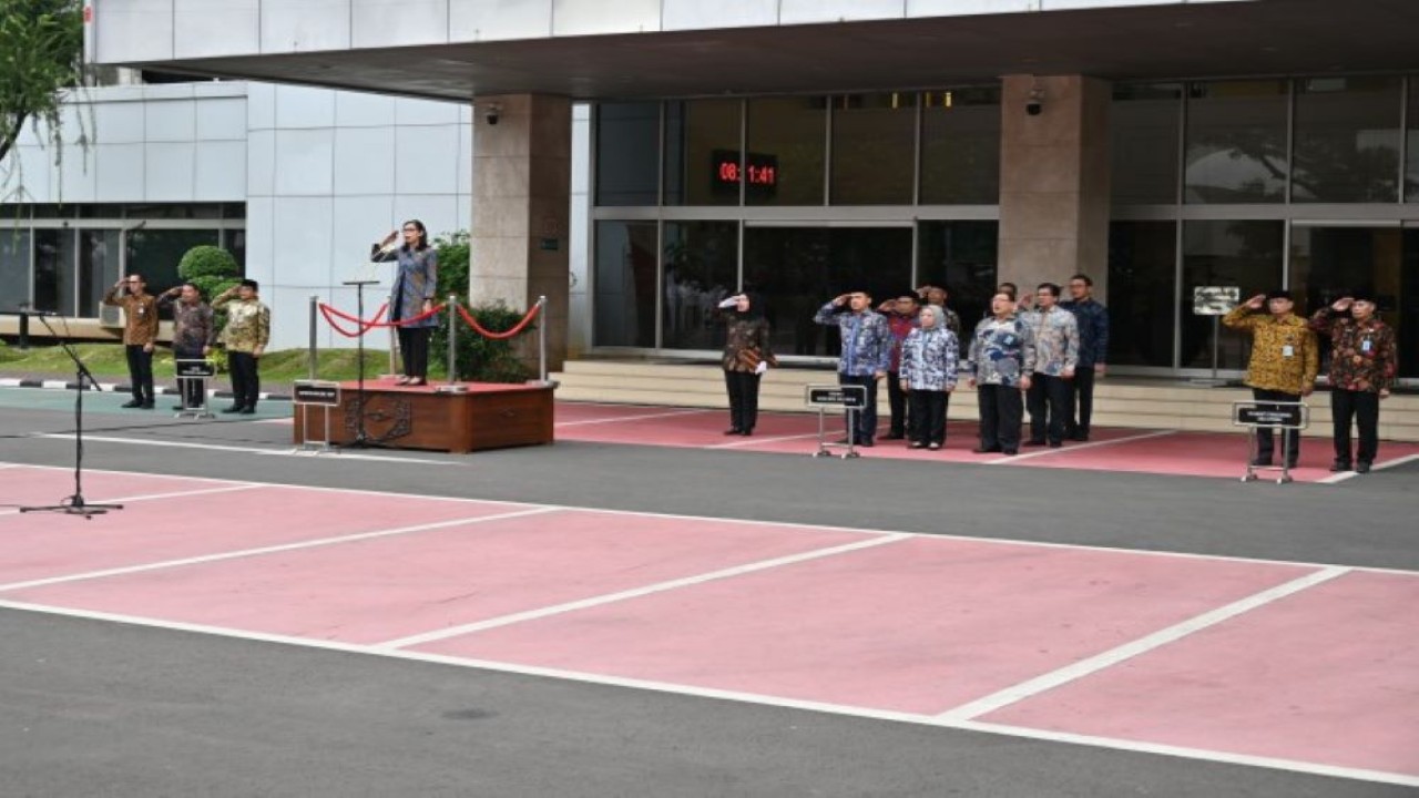 Deputi Bidang Persidangan Suprihartini kepada saat memimpin upacara peringatan Hari Ibu ke-95 di Komplek Parlemen, Senayan, Jakarta, Jumat (22/12/2023). Foto : Farhan/Man