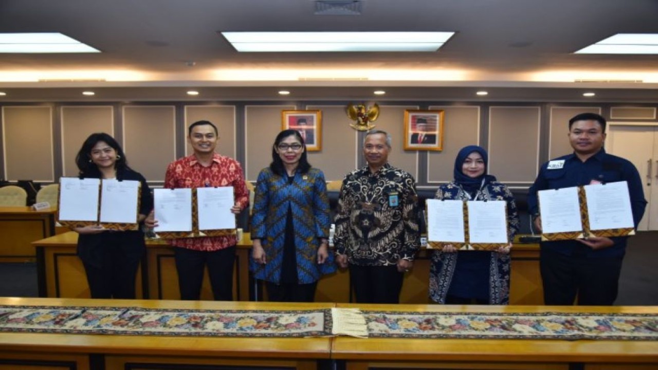 Deputi Bidang Persidangan Setjen DPR RI, Suprihartini foto bersama dalam penandatanganan perjanjian kerja sama layanan keprotokolan di Bandara dengan beberapa stakeholder di Gedung nusantara II, Senatan, Jakarta, pada Jumat (22/12/2023). Foto : Eno/Man