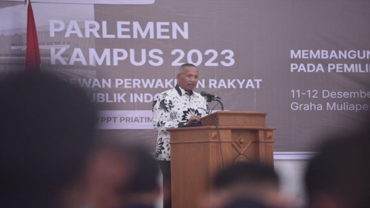 Kepala Biro Humas dan Protokol Sekretariat Jenderal (Setjen) DPR RI Suratna dalam pembukaan Parlemen Kampus 2023 di STIA YPPT Priatim Tasikmalaya, Senin(11/12/2023).  Foto : Azka/Man