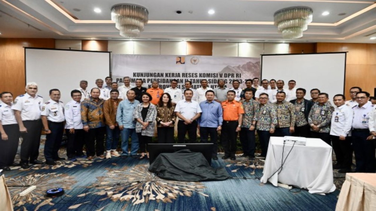 Anggota Komisi V DPR RI, Syahrul Adi Maazat dalam foto bersama usai pertemuan Kunjungan Kerja Komisi V DPR RI ke Medan, Sumatera Utara Rabu (6/12/2023). Foto: Ulfi/nr