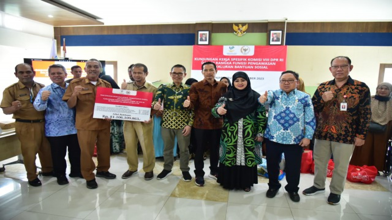 Anggota Komisi VIII DPR RI Syaifullah Tamliha bersama Tim Kunker Komisi VIII DPR RI usai menyerahkan bantuan sosial dari Kemensos di Kabupaten Banjar, Provinsi Kalimantan Selatan. Foto: Singgih/nr