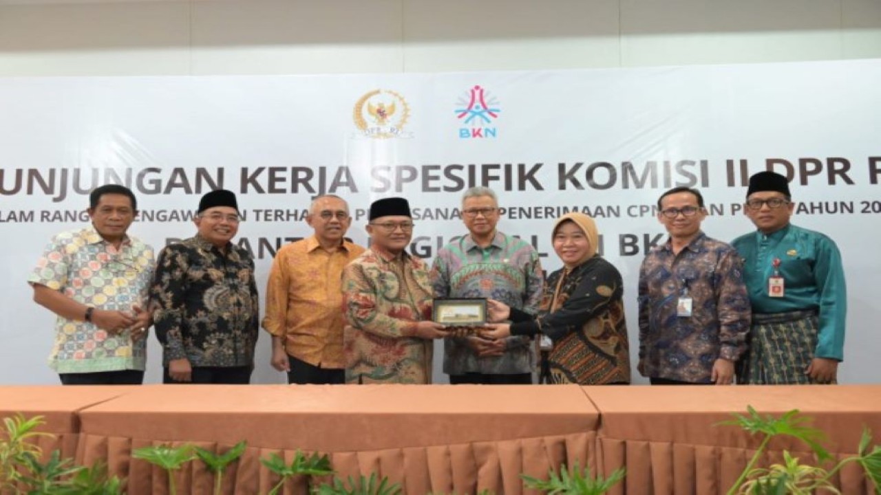 Tim Kunjungan Kerja Spesifik (Kunsfik) Komisi II DPR yang dipimpin oleh Wakil Ketua Komisi II DPR Syamsurizal usai agenda Kunjungan Kerja Komisi II DPR ke Kantor Badan Kepegawaian Negara (BKN) Regional XII dan Badan Kepegawaian Daerah (BKD) Kota Pekanbaru, Provinsi Riau, Jumat (1/1/2023). Foto : Saum/Man