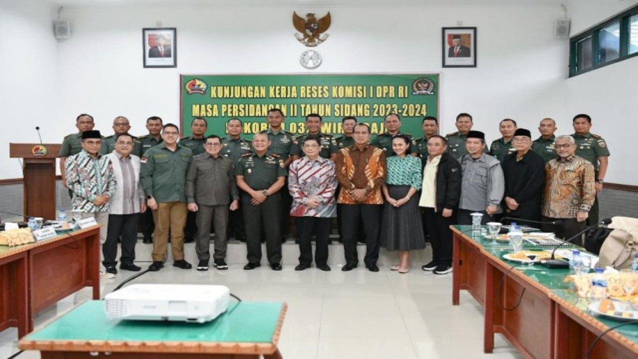 Wakil Ketua Komisi I DPR RI Utut Adianto dalam foto bersama usai memimpin pertemuan Tim Kunker Reses Komisi I DPR RI dengan Danrem 032/Wirabraja beserta jajaran di Padang, Provinsi Sumatera Barat, Kamis (6/12/2023). Foto: Hanum/nr