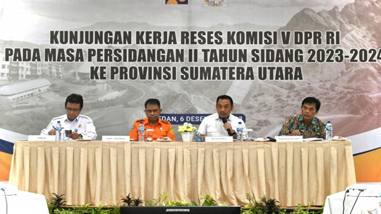 Wakil Ketua Komisi V DPR RI Muhammad Iqbal saat memimpin pertemuan Kunjungan Kerja Reses Komisi V ke Medan, Sumatera Utara (06/12/2023). Foto: Ulfi/nr